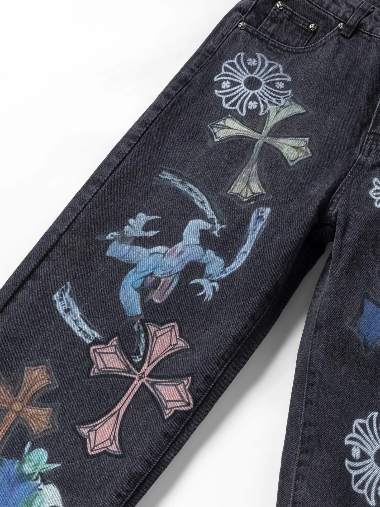 P300 💰 (top version) chrome hearts ss25 black elf print jeans. Styles with different wash textures, very friendly to people with thin legs and thick legs. The slightly flared version is very flattering to the leg shape. The moderate length will never go out of style. It can be matched easily and casually. It is the basis of various styles. It is a must-have in the wardrobe! The fabric is stiff but also makes the upper body soft without losing texture. The washing process is even more perfect. It is a must-have item for everyone! ! !  Color: black Size: 30-32-34-36 30 32 34 36 Waist circumference 80 85 90 95 Sitting circumference 105 110 115 120 Foot opening 46 47 48 49 External length 102 103 104 105